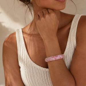 Retro Boho Bloom Armring, Vintageinspirerade Boho Statement-smycken/Smycken, Lekfull Blomdesign, Sött Blush Rosa Gångjärnsarmband