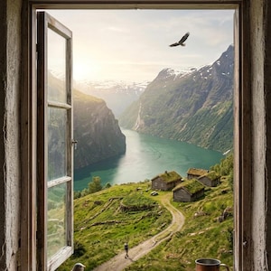 Op de afbeelding: Een houten raamkozijn met uitzicht op een groen landschap met kleine hutten, een zandpad, een lopend persoon, een fjord, besneeuwde bergen en een vogel in de lucht. Op de vensterbank staan een kleine keramische vogel en een koperkleurige mok.