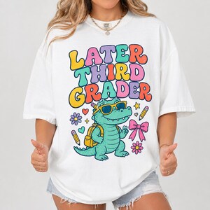 Später Drittes Grader Shirt, Letzter Schultag Kinder T-Shirt, personalisierte Note zum Jahresende, Sommerpause Gator Shirt, Komfortfarben 1717
