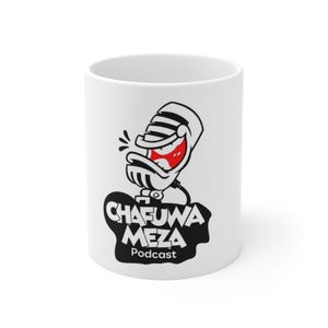 Pode incluir: Caneca de cerâmica branca com um desenho de microfone de desenho animado preto e vermelho. O microfone tem um rosto sorridente e o texto "CHAFUWA MEZA Podcast" em preto. Um presente divertido para ouvintes de podcasts.