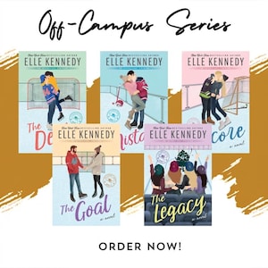 Könnte beinhalten: Eine Sammlung von fünf Taschenbüchern aus der Off-Campus-Reihe von Elle Kennedy. Die Cover zeigen illustrierte Paare und Gruppen in Eishockey-Umgebungen mit den Titeln The Deal, The Mistake, The Score, The Goal und The Legacy.
