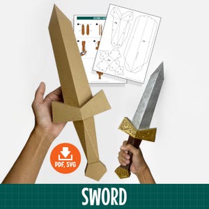 Op de afbeelding: Een knutselproject met een bruin kartonnen zwaardmodel, een afgewerkt zwaard met een zilveren lemmet, gouden stootplaat en bruin handvat, en een montagehandleiding. Een oranje icoon toont de tekst PDF, SVG.