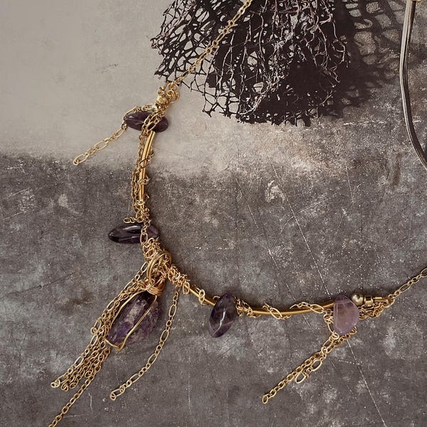 Halskette aus rohem Amethystdraht | Mehrreihige Kristallkette für mehr Ruhe | Statement-Schmuck mit Hexen-Flair | Handgefertigt in Australien |