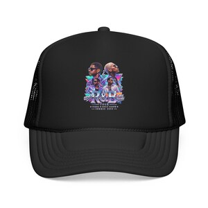 Pode incluir: Um boné trucker preto com uma estampa gráfica de dois artistas e o texto Usher, R&B Tour, Chris Brown e Summer 2024. O boné possui um painel frontal sólido, aba curva e um painel traseiro de rede com fecho ajustável.