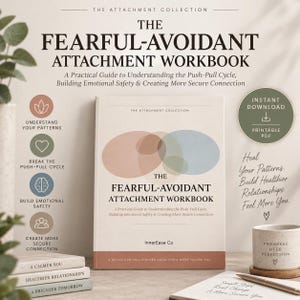 Può includere: Il Fearful-Avoidant Attachment Workbook di InnerEase Co, un libro con copertina flessibile color crema, cerchi pastello sovrapposti, testo sul ciclo push-pull e sicurezza emotiva, accanto a una tazza con il testo Progress Over Perfection.