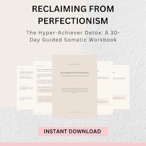 Op de afbeelding: Een beige werkboek getiteld Reclaiming from Perfectionism: The Hyper-Achiever Detox: A 30-Day Guided Somatic Workbook. De omslag en binnenpagina's bevatten zwarte tekst op een lichte achtergrond, met secties voor notities en oefeningen.