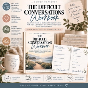 Puede incluir: Un libro de ejercicios titulado The Difficult Conversations Workbook con una imagen de paisaje en la portada, acompañado de una taza a juego, hojas de planificador impresas y una pila de libros. El texto incluye Better Conversations A Calmer You A Brighter Tomorrow y My Next Steps con secciones para planificar.