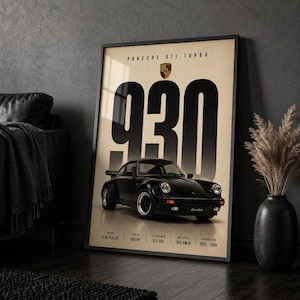 Peut inclure: Une affiche encadrée représentant une Porsche 911 Turbo 930 noire. Le design inclut le texte PORSCHE 911 TURBO, le nombre 930 et les spécifications techniques : 3.3L FLAT-6, 300 HP, 0-100 KM/H 5.2 SEC, 250 KM/H et 1975-1989.