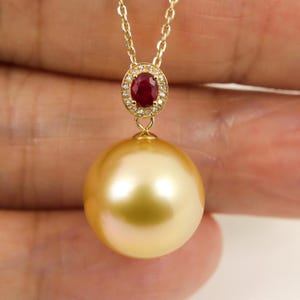 Wisiorek z perłą z Morza Południowego o średnicy 13,7 mm, 18-karatowe żółte złoto z diamentami i rubinem #112P