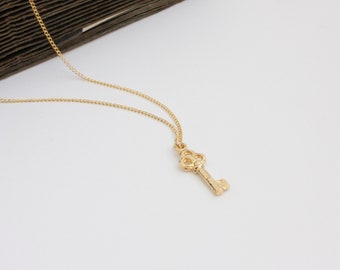 Dainty Gold Clover Key Charm Necklace Simple Modern Feminine Everyday Jewelry 14K