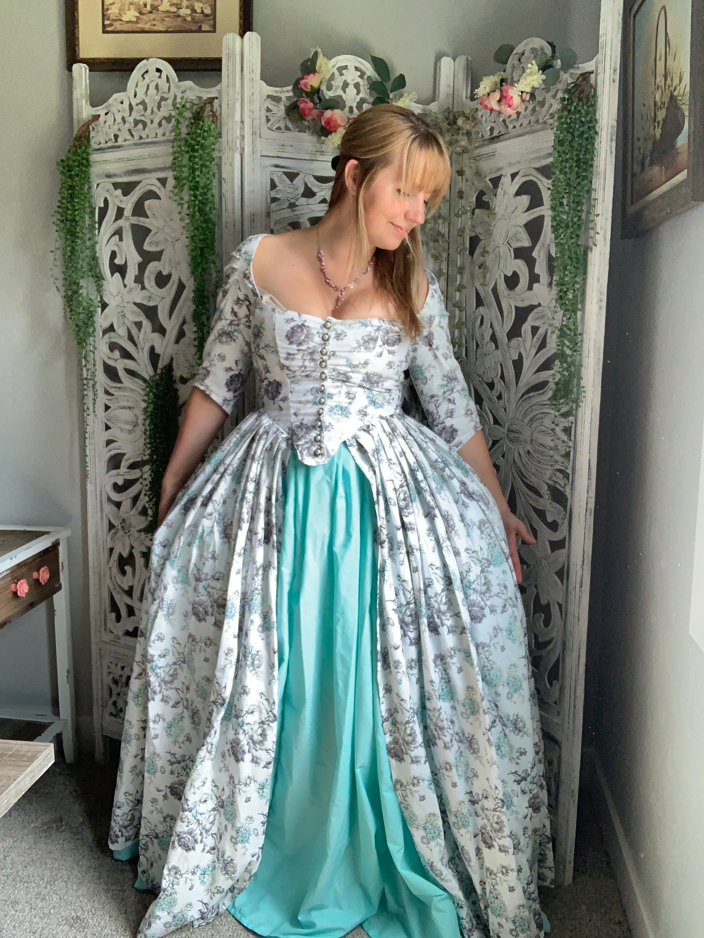 18th Century Gown Size 16