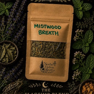 Może przedstawiać: Brązowa papierowa torebka z przezroczystym okienkiem, w którym widać suszone zioła, z napisem "MISTWOOD BREATH" w kolorze zielonym. Torebka otoczona jest świeżymi ziołami, świecą i tekstem "Northern Hollow Root Co."