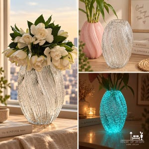 Può includere: Un vaso in vetro trasparente con un motivo a coste vorticose e bolle d'aria interne. Il vaso è mostrato con fiori bianchi, vuoto e illuminato da una luce verde acqua brillante, con il logo House of Deidre Home Decor.