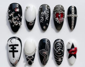 Tokyo Rebel Press On Nails | Zwart-wit-rode lip bliksemkruis design | Nagelkunst met kettingdetails en graffiti | Stoere Y2K handgemaakte nepnagelset