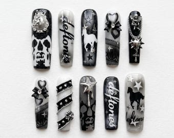 Unghie finte con teschio e cavallo grigi e neri｜Nail art con angelo e catena a stelle e nastri｜Manicure grunge lunga e quadrata｜Set di unghie monocromatiche dipinte a mano