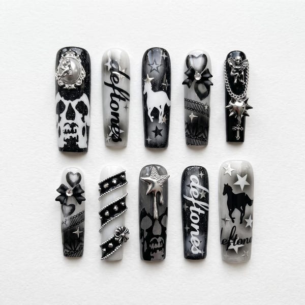 Czarno-szare, końskie, prasowane paznokcie z motywem czaszki, aniołek z łańcuszkiem w kształcie gwiazdy, długi, kwadratowy, grunge'owy manicure, monochromatyczny, ręcznie malowany zestaw