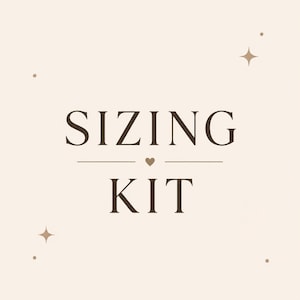 Könnte beinhalten: Eine hellbeige quadratische Grafik mit dem dunkelbraunen Text SIZING KIT in der Mitte. Ein kleines dunkelbraunes Herzsymbol befindet sich zwischen den beiden Wörtern, flankiert von horizontalen Linien. Vier kleine Sterne zieren die Ecken.