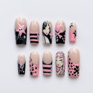 Roze en zwarte plaknagels met figuurtjes | Nagelkunst met doodskop, ster en luipaardstreep | Lange vierkante Y2K handgeschilderde nagels | Herbruikbare handgemaakte nepnagelset