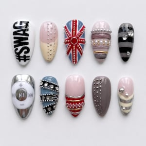 Faux ongles à coller style streetwear britannique | Motif rayures cloutées avec lecteur de musique Union Jack | Kit d'ongles fait main style années 2000 pour femmes