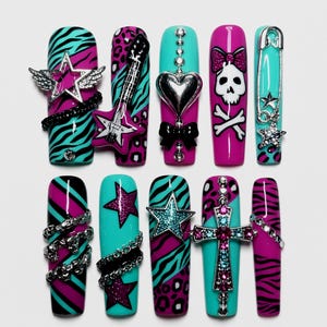 Könnte beinhalten: Ein Set aus zehn künstlichen Fingernägeln in einer leuchtenden Farbpalette aus Pink und Türkis. Die Designs umfassen Zebra- und Leopardenmuster sowie silberfarbene Anhänger wie einen geflügelten Stern, eine Gitarre, ein Herz, einen Totenkopf, eine Sicherheitsnadel und ein Kreuz.
