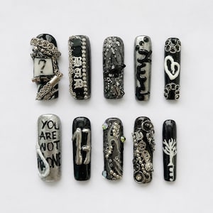 Paznokcie prasowane Shadow Rebel｜Czarno-srebrny kwadratowy manicure z napisem｜Chromowana rama łańcuszkowa z grafiką 3D｜Zestaw sztucznych paznokci wielokrotnego użytku w stylu grunge gotyckim Y2K