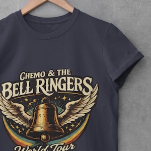 Maglietta "Chemo and The Bell Ringers World Tour" / Stampa su entrambi i lati, Maglietta di supporto per chi lotta contro il cancro, Guerriero sopravvissuto, Paziente in chemioterapia / Regalo per la fine della chemioterapia