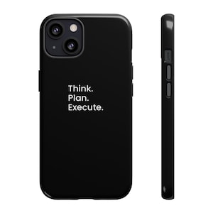 Könnte beinhalten: Eine schwarze Smartphone-Hülle mit dem weißen Text Think. Plan. Execute. auf der Rückseite. Die Hülle wird sowohl in einer direkten Vorderansicht als auch in einer Seitenansicht gezeigt, wobei der Kameraausschnitt und das schlanke Design hervorgehoben werden.