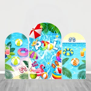 Può includere: Tre pannelli di sfondo ad arco con un vivace tema estivo da piscina. Il design include acqua blu, salvagenti gonfiabili colorati, palloni da spiaggia, foglie di palma tropicali, infradito, bevande rinfrescanti e un fenicottero gonfiabile rosa.