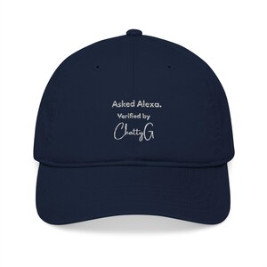 以下が含まれることがあります： フロントパネルに「Asked Alexa. Verified by ChattyG.」と白い刺繍が施されたネイビーブルーの野球帽。この帽子は、構造化されたクラウン、カーブしたつば、中央上部のボタンを備えた、クラシックな6パネルデザインが特徴です。