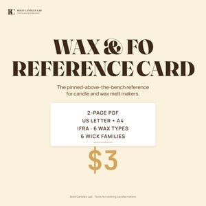 Könnte beinhalten: Eine beige Referenzkarte für Kerzen- und Wachsschmelzhersteller. Die Karte zeigt den Text "WAX & FO REFERENCE CARD" in Braun sowie Details wie "2-PAGE PDF" und "6 WICK FAMILIES". Der Preis beträgt 3 $.