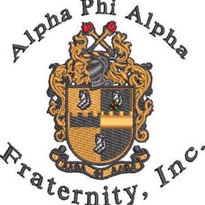 Op de afbeelding: Een geborduurd embleem met het wapenschild van de Alpha Phi Alpha Fraternity, Inc. Het ontwerp bevat een schild met gouden en zwarte vlakken, een ridderhelm, twee toortsen en een banier aan de onderzijde met de Griekse letters ΑΦΑ.