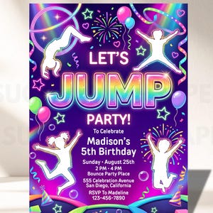 Puede incluir: Una invitación de cumpleaños morada con siluetas blancas de niños saltando, texto arcoíris que dice LET'S JUMP PARTY!, fuegos artificiales, globos y serpentinas. El texto incluye los detalles del 5º cumpleaños de Madison el 25 de agosto.