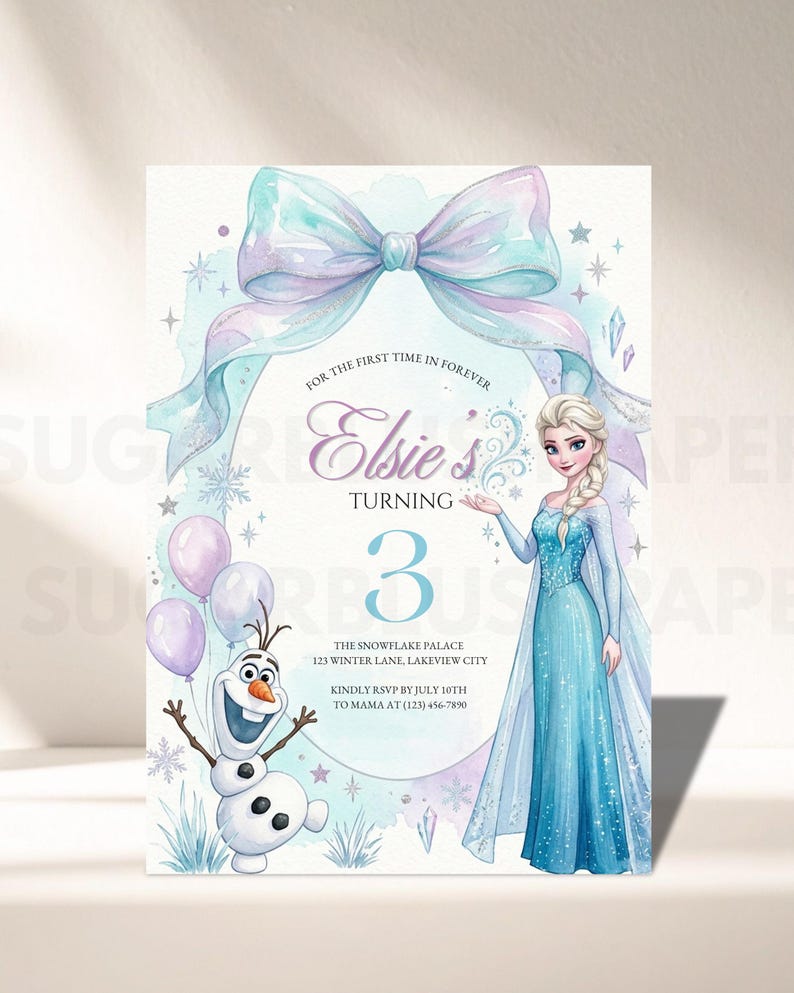 Op de afbeelding: Een verjaardagsuitnodiging met Elsa uit Frozen. De uitnodiging heeft een aquarelontwerp met een grote strik, sneeuwvlokken en ballonnen. Tekst bevat "Elsie's Turning 3" en RSVP-details.