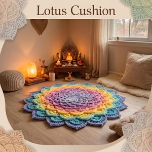 Può includere: Un cuscino rotondo all'uncinetto a più strati caratterizzato da un vibrante gradiente arcobaleno di colori, tra cui viola, blu, verde, giallo e arancione, disposti in un motivo a petali di loto. Il testo Lotus Cushion è visibile.