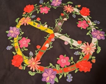 Camiseta con estampado floral autóctono de la Rueda de la Medicina