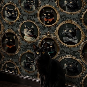 Puede incluir: Un gato negro está sentado frente a un papel pintado con retratos de gatos negros en marcos dorados. El papel pintado tiene un diseño floral oscuro. Algunos retratos de gatos llevan collares y pajaritas.
