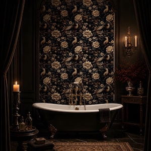 Puede incluir: Un lujoso baño con una bañera con patas de garra, accesorios ornamentados y un papel pintado floral con pájaros y flores. La habitación está tenuemente iluminada con velas y tiene cortinas oscuras, creando un ambiente vintage y elegante.
