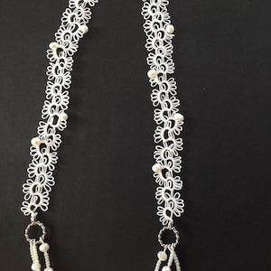 Collar de vieira y perla en frivolité