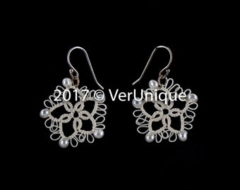 Boucles d'oreilles étoile tatouée avec perles d'eau douce et fils d'oreilles en argent sterling.