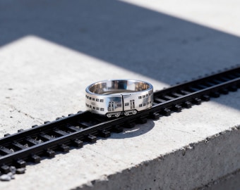 Anillo giratorio retro con forma de tren de metro para mujer: accesorio de moda interactivo con forma de vagón de metro giratorio.