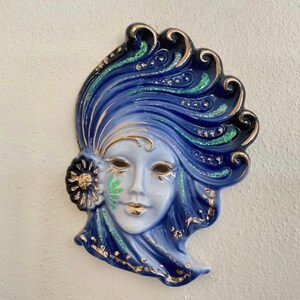 Masque vénitien en céramique italienne peinte à la main | Masque de carnaval bleu et or | 16 x 12 cm | Fabriqué en Italie