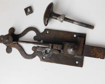 Antiker Türriegel mit Griff, schmiedeeiserne Beschläge / antiker französischer Daumenriegel