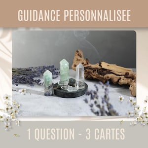 Peut inclure: Image avec trois pointes de cristal, un morceau de bois flotté et des brins de lavande. Les cristaux sont présentés sur une base circulaire gris foncé. Le texte en haut indique "GUIDANCE PERSONNALISEE" et en bas "1 QUESTION - 3 CARTES".