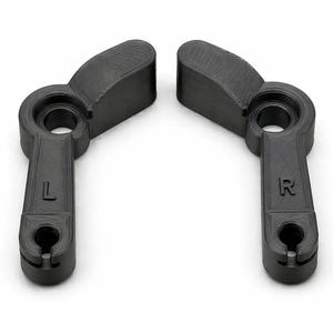 Könnte beinhalten: Zwei schwarze, 3D-gedruckte mechanische Hebel, beschriftet mit "L" und "R", sind auf weißem Hintergrund positioniert. Jeder Hebel hat eine gebogene Oberseite, eine zentrale kreisförmige Öffnung und einen rechteckigen Griff mit einer kleineren kreisförmigen Öffnung.