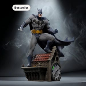 Puede incluir: Estatua de Batman en una pose dinámica, de pie sobre una torre del reloj. La figura lleva un traje gris y negro con un cinturón amarillo y una larga capa. La torre del reloj tiene un tejado rojo y una esfera de reloj iluminada en verde.