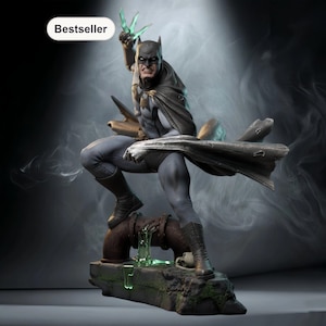Puede incluir: Estatua detallada de Batman en una pose dinámica, vestido con un traje gris y negro con una capa ondeante. La figura sostiene un arma de energía verde, de pie sobre una plataforma desgastada con una tubería oxidada. La palabra "Bestseller" está en un óvalo blanco.