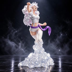 Può includere: Una dinamica statuetta in stile anime con lunghi capelli bianchi fluenti, che indossa un top bianco senza maniche, pantaloncini bianchi e una fascia viola. La figura poggia su una base di nuvole bianche traslucide e vorticose.