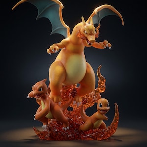 Puede incluir: Una figura de varios personajes que muestra una gran criatura naranja similar a un dragón con alas verde azulado y llamas, acompañada de dos criaturas naranjas más pequeñas. La base está compuesta por elementos de fuego esculpidos en naranja.