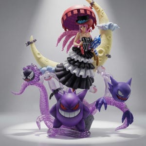 Può includere: Una dettagliata statuetta in stile anime raffigurante un personaggio dai capelli rosa che indossa un abito a balze bianco e nero, tenendo un ombrello rosso e un peluche a righe blu. La figura è circondata da creature fantasma viola e una grande luna crescente gialla.