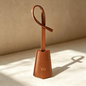 Anpassad bagageetikett i brunt läder med monogram, personlig reseetikett med initialer, minimalistisk resväskeetikett med guldprägling
